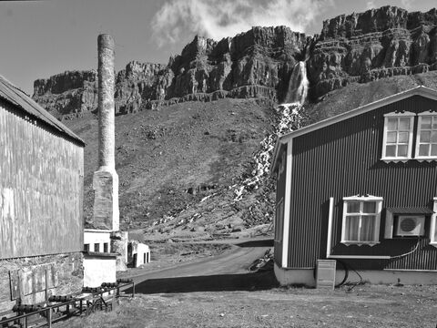 Djüpavik L'ancienne usine de transformation de harengs et sa cascade (qui a fonctionné entre 1935 et 1954)